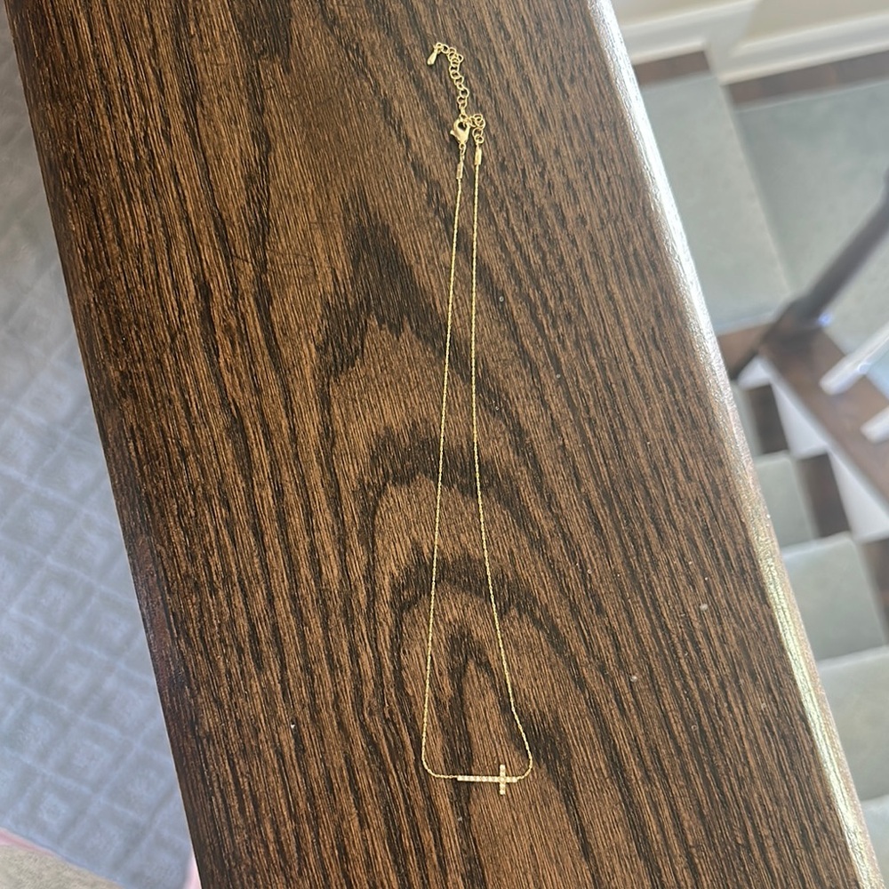Elegant Gold Necklace with Cross Pendant
